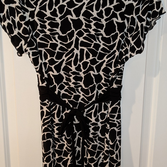 Deep V Neck Blouse with attached Waist Tie - Picture 13 of 16